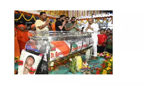 கர்நாடக மந்திரி உமேஷ் கட்டியின் உடல் அடக்கம்; அரசு மரியாதையுடன் சொந்த ஊரில் நடந்தது கர்நாடக மந்திரி உமேஷ் கட்டியின் உடல் அடக்கம்; அரசு மரியாதையுடன் சொந்த ஊரில் நடந்தது