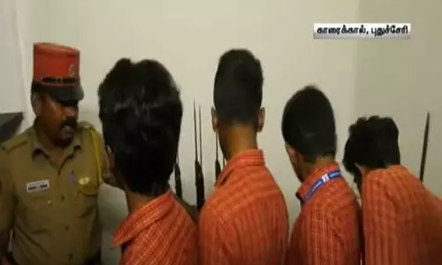காரைக்காலில் காவல் நிலையத்தின் செயல்பாடுகள் குறித்து மாணவர்களுக்கு போலீசார் விளக்கும் நிகழ்ச்சி காரைக்காலில் காவல் நிலையத்தின் செயல்பாடுகள் குறித்து மாணவர்களுக்கு போலீசார் விளக்கும் நிகழ்ச்சி