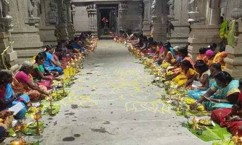 கொம்மடிக்கோட்டை வாலகுருசாமி கோவிலில்  1008 திருவிளக்கு பூஜை