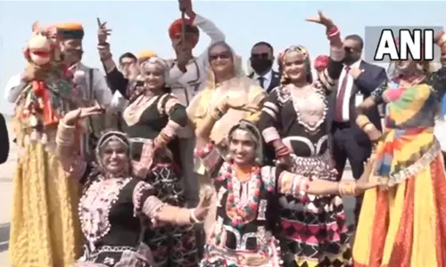 விமான நிலையத்தில் கலைஞர்களுடன் நடனம் ஆடி அசத்திய வங்காளதேச பிரதமர்; வைரல் வீடியோ