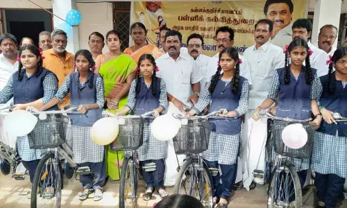 கள்ளக்குறிச்சி அரசு பெண்கள் மேல்நிலைப்பள்ளியில்  360 மாணவிகளுக்கு விலையில்லா சைக்கிள்  செந்தில்குமார் எம்.எல்.ஏ. வழங்கினார் கள்ளக்குறிச்சி அரசு பெண்கள் மேல்நிலைப்பள்ளியில்  360 மாணவிகளுக்கு விலையில்லா சைக்கிள்  செந்தில்குமார் எம்.எல்.ஏ. வழங்கினார்