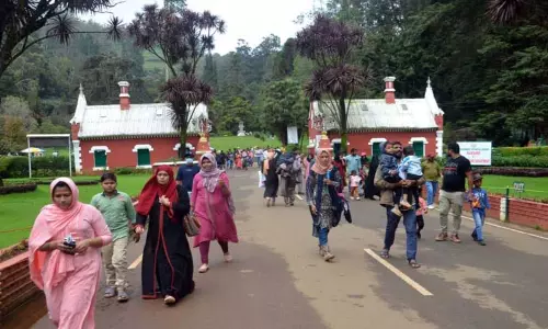 சுற்றுலா பயணிகள் கூட்டம்