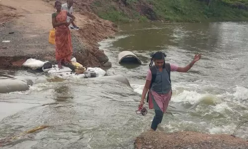 திருவெண்ணெய்நல்லூர் அருகே  வெள்ளத்தில் அடித்து செல்லப்பட்ட ஆத்திப்பட்டு தரைப்பாலம்  பொதுமக்கள் அவதி