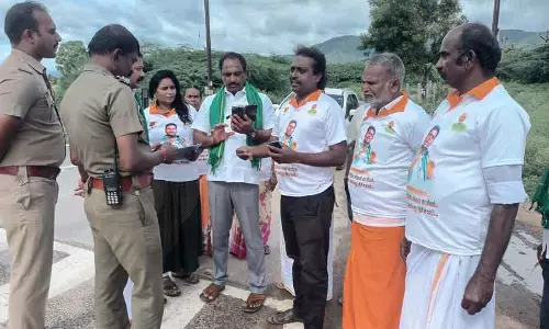 கம்பத்தில் பரபரப்பு:  கேரளாவிற்கு கனிமவளம் ஏற்றி சென்ற லாரிகளை கணக்கெடுத்த பா.ஜ.க.வினர்