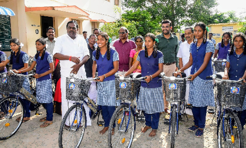 நாடு வளர்ச்சி அடைவதில் மாணவர்களின் பங்கு முக்கியமானது நாடு வளர்ச்சி அடைவதில் மாணவர்களின் பங்கு முக்கியமானது