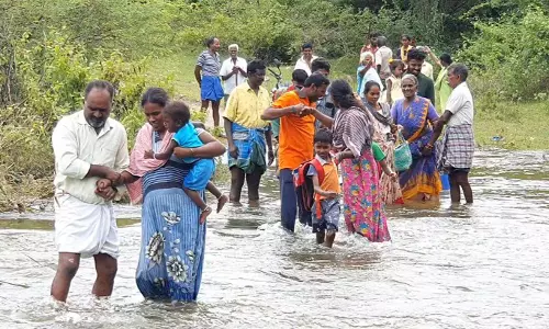 கிருஷ்ணகிரி அருகே ஆபத்தான முறையில் காட்டாற்று வெள்ளத்தை கடந்து செல்லும் கிராம மக்கள் பாலம் அமைக்க கோரிக்கை கிருஷ்ணகிரி அருகே ஆபத்தான முறையில் காட்டாற்று வெள்ளத்தை கடந்து செல்லும் கிராம மக்கள் பாலம் அமைக்க கோரிக்கை