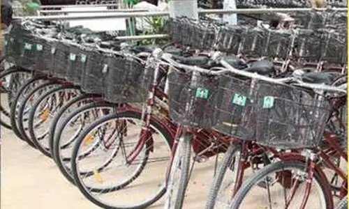மாணவ-மாணவிகளுக்கு விலையில்லா சைக்கிள் மாணவ-மாணவிகளுக்கு விலையில்லா சைக்கிள்