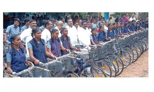 மாணவ-மாணவிகளுக்கு விலையில்லா சைக்கிள் மாணவ-மாணவிகளுக்கு விலையில்லா சைக்கிள்