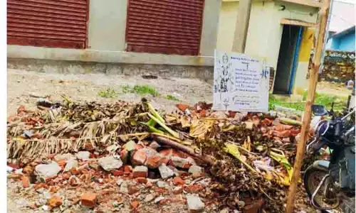 அரசு கட்டிடத்தை இடித்த மர்ம நபர்கள்