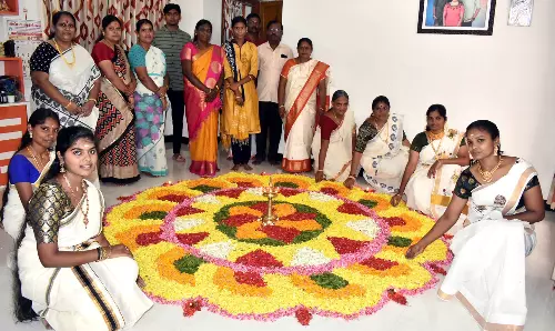 மலையாளிகளின் திருவிழா: ஈரோட்டில் ஓணம் பண்டிகை கொண்டாட்டம்- அத்தப்பூ கோலமிட்டு மகிழ்ச்சி