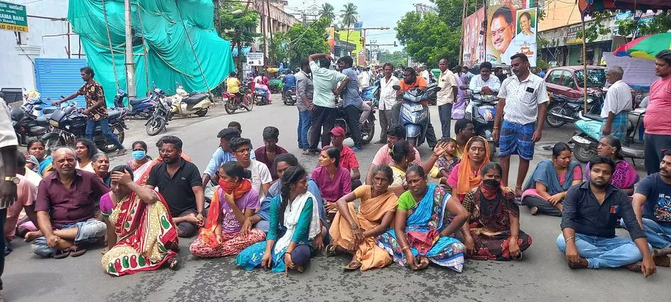 பொதுமக்கள் திடீர் சாலை மறியல் பொதுமக்கள் திடீர் சாலை மறியல்