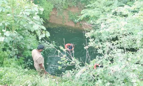 கோவை: கட்டுப்பாட்டை இழந்து 120 அடி ஆழமுள்ள கிணற்றுக்குள் பாய்ந்த கார் - கல்லூரி மாணவர்கள் 3 பேர் பலி கோவை: கட்டுப்பாட்டை இழந்து 120 அடி ஆழமுள்ள கிணற்றுக்குள் பாய்ந்த கார் - கல்லூரி மாணவர்கள் 3 பேர் பலி