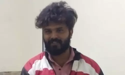 காரை நிறுத்த சொல்லியதால் ஆத்திரம்: சப்-இன்ஸ்பெக்டரை மதுபோதையில் தாக்கிய தனியார் நிறுவன மேலாளர்...! காரை நிறுத்த சொல்லியதால் ஆத்திரம்: சப்-இன்ஸ்பெக்டரை மதுபோதையில் தாக்கிய தனியார் நிறுவன மேலாளர்...!