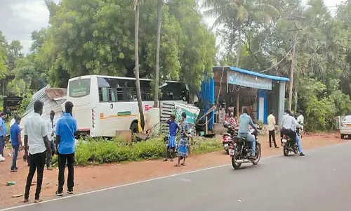 தாறுமாறாக ஓடிய தனியார் நிறுவன பஸ் ஒட்டலுக்குள் புகுந்தது; 31 பேர் காயம்
