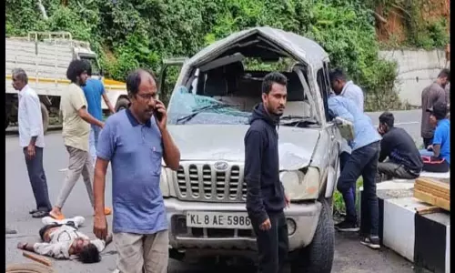 கார் டீக்கடைக்குள் புகுந்து விபத்து; டிரைவர் பலி