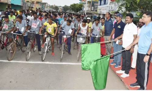 அண்ணா பிறந்தநாளையொட்டி விழுப்புரம் மாவட்ட அளவிலான சைக்கிள் போட்டி கலெக்டர் மோகன் தொடங்கி வைத்தார் அண்ணா பிறந்தநாளையொட்டி விழுப்புரம் மாவட்ட அளவிலான சைக்கிள் போட்டி கலெக்டர் மோகன் தொடங்கி வைத்தார்