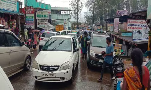 வால்பாறை பகுதியில் சுற்றுலா பயணிகள் வருகை அதிகரிப்பு   போக்குவரத்து நெரிசலால் வாகன ஓட்டிகள் திணறல்