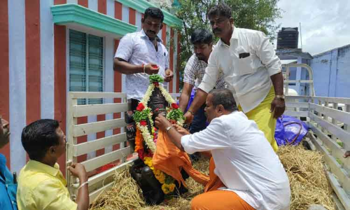 பொள்ளாச்சி அருகே அங்காள பரமேஸ்வரியம்மன் கோவிலை பூட்டியதால் பரபரப்பு-பொதுமக்கள் போராட்டம்