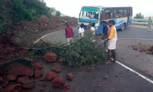 17-வது கொண்டை ஊசி வளைவில் மண் சரிவு 17-வது கொண்டை ஊசி வளைவில் மண் சரிவு