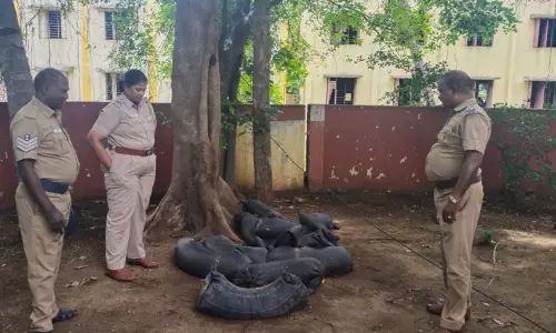 சேலத்துக்கு கடத்த முயன்ற1,000 லிட்டர் சாராயம் பறிமுதல் சேலத்துக்கு கடத்த முயன்ற1,000 லிட்டர் சாராயம் பறிமுதல்
