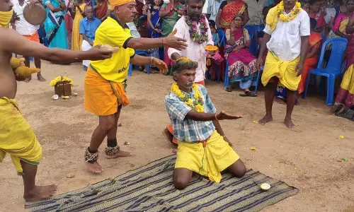 காரகுப்பம் ஊராட்சி வீரபத்ரசாமி சாமி கோவில் திருவிழா தலையில் தேங்காய் உடைத்து பக்தர்கள் நேர்த்திக்கடன் காரகுப்பம் ஊராட்சி வீரபத்ரசாமி சாமி கோவில் திருவிழா தலையில் தேங்காய் உடைத்து பக்தர்கள் நேர்த்திக்கடன்