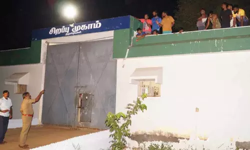 திருச்சி சிறப்பு முகாமில் சுவர் மீது ஏறி இலங்கை தமிழர்கள் போராட்டம் திருச்சி சிறப்பு முகாமில் சுவர் மீது ஏறி இலங்கை தமிழர்கள் போராட்டம்