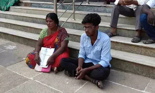 புதுக்கோட்டையில் கல்லூரி மாணவர் தாயுடன் வங்கி முன்பு தர்ணா புதுக்கோட்டையில் கல்லூரி மாணவர் தாயுடன் வங்கி முன்பு தர்ணா