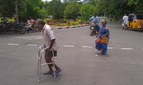 திருவண்ணாமலை கலெக்டர் அலுவலகத்தில் பேட்டரி வாகனங்களை இயக்காததால் மாற்றுத்திறனாளிகள், முதியோர்கள் அவதி திருவண்ணாமலை கலெக்டர் அலுவலகத்தில் பேட்டரி வாகனங்களை இயக்காததால் மாற்றுத்திறனாளிகள், முதியோர்கள் அவதி