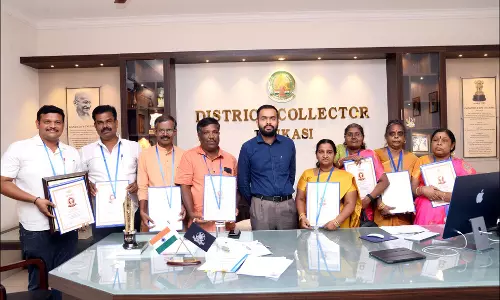 விருது பெற்ற ஆசிரியர்களுக்கு கலெக்டர் ஆகாஷ் பாராட்டு