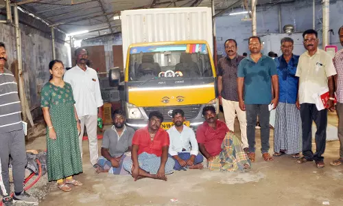 ஈரோட்டில் போலி மதுபான ஆலை நடத்திய 4 பேர் கைது ஈரோட்டில் போலி மதுபான ஆலை நடத்திய 4 பேர் கைது