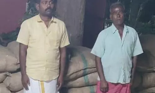 அந்தியூர் அருகே பர்கூரில் சரக்கு ஆட்டோவில் கடத்தப்பட்ட ரூ.13 லட்சம் புகையிலை பொருட்கள் பறிமுதல்- 9 பேர் கைது அந்தியூர் அருகே பர்கூரில் சரக்கு ஆட்டோவில் கடத்தப்பட்ட ரூ.13 லட்சம் புகையிலை பொருட்கள் பறிமுதல்- 9 பேர் கைது