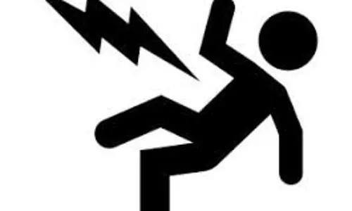 கவுந்தப்பாடி அருகே பரிதாபம்: மின்சாரம் தாக்கிய மகனை காப்பாற்ற முயன்ற தாய் சாவு கவுந்தப்பாடி அருகே பரிதாபம்: மின்சாரம் தாக்கிய மகனை காப்பாற்ற முயன்ற தாய் சாவு