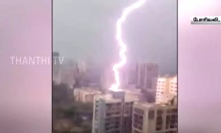 மும்பை: அடுக்குமாடி குடியிருப்பை தாக்கிய மின்னல் - பதறவைக்கும் காட்சிகள்