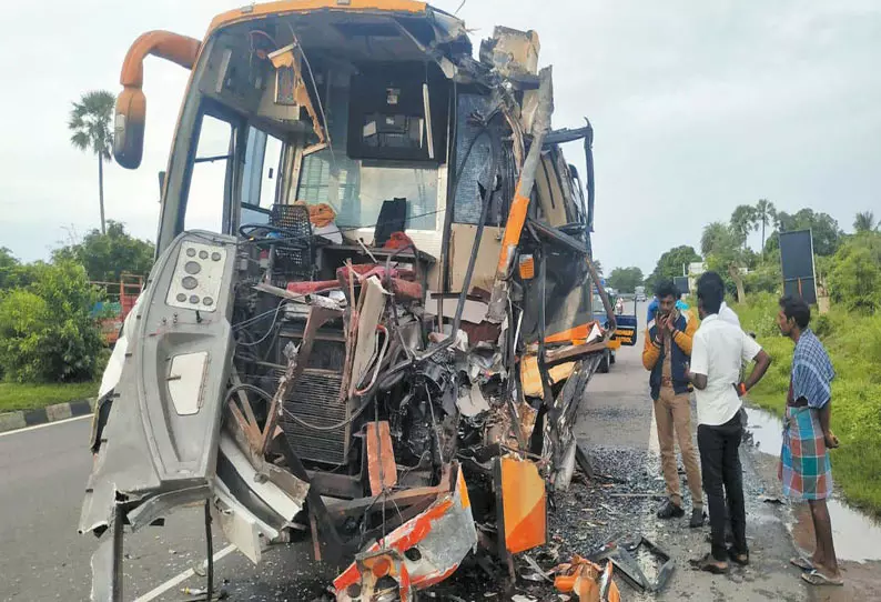 மதுராந்தகம் அருகே சாலையோரம் நின்ற லாரி மீது ஆம்னி பஸ் மோதியதில் 7 பேர் படுகாயம்