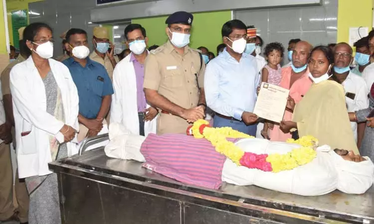 விழுப்புரம் அருகே விபத்தில் மூளைச்சாவு அடைந்த வாலிபரின் உடல் உறுப்புகள் தானம் விழுப்புரம் அருகே விபத்தில் மூளைச்சாவு அடைந்த வாலிபரின் உடல் உறுப்புகள் தானம்