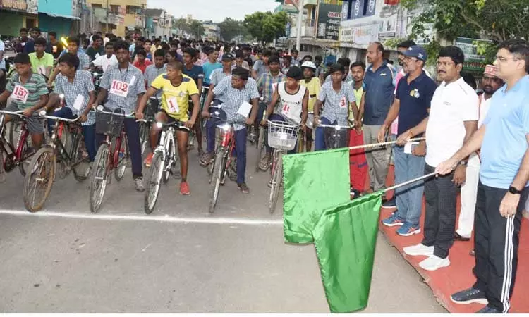 அண்ணா பிறந்தநாளையொட்டி விழுப்புரம் மாவட்ட அளவிலான சைக்கிள் போட்டி கலெக்டர் மோகன் தொடங்கி வைத்தார் அண்ணா பிறந்தநாளையொட்டி விழுப்புரம் மாவட்ட அளவிலான சைக்கிள் போட்டி கலெக்டர் மோகன் தொடங்கி வைத்தார்