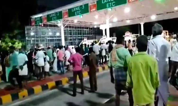 கயத்தாறு சுங்கச்சாவடியில் காங்கிரசார் திடீர் சாலைமறியல்