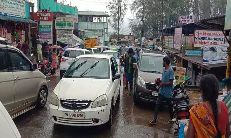 வால்பாறை பகுதியில் சுற்றுலா பயணிகள் வருகை அதிகரிப்பு   போக்குவரத்து நெரிசலால் வாகன ஓட்டிகள் திணறல்