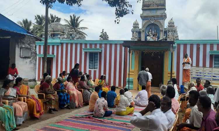 பொள்ளாச்சி அருகே அங்காள பரமேஸ்வரியம்மன் கோவிலை பூட்டியதால் பரபரப்பு-பொதுமக்கள் போராட்டம் பொள்ளாச்சி அருகே அங்காள பரமேஸ்வரியம்மன் கோவிலை பூட்டியதால் பரபரப்பு-பொதுமக்கள் போராட்டம்