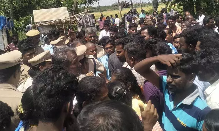 சேத்தியாத்தோப்பு அருகே    மோட்டார் சைக்கிள் மீது கார் மோதல்; வாலிபர் பலி    வேகத்தடை அமைக்கக்கோரி கிராம மக்கள் சாலை மறியல்