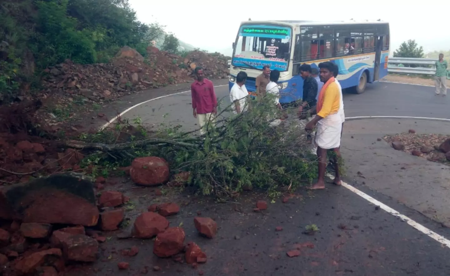 17-வது கொண்டை ஊசி வளைவில் மண் சரிவு 17-வது கொண்டை ஊசி வளைவில் மண் சரிவு
