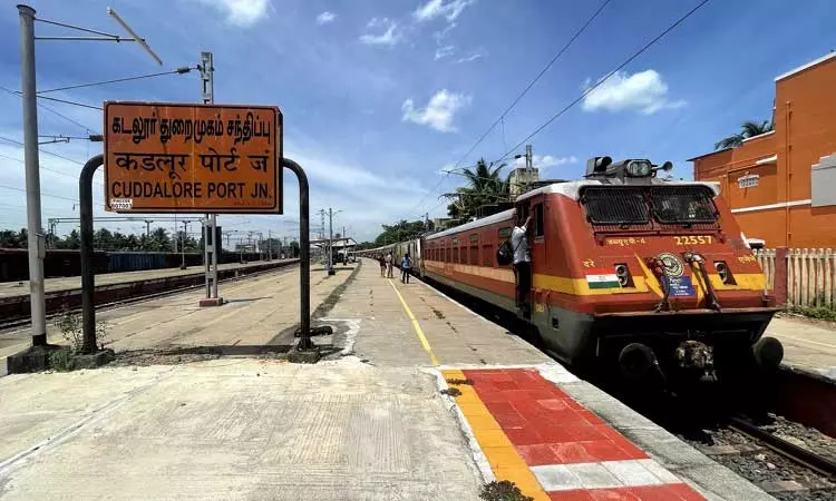 கடலூரில் என்ஜின் கோளாறு:    சோழன் எக்ஸ்பிரஸ் ரெயில் நடுவழியில் நிறுத்தம்    2 மணி நேரம் தாமதமாக புறப்பட்டதால் பயணிகள் அவதி