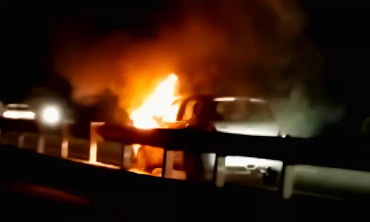 நடுரோட்டில் கார் தீப்பிடித்து எரிந்ததால் பரபரப்பு