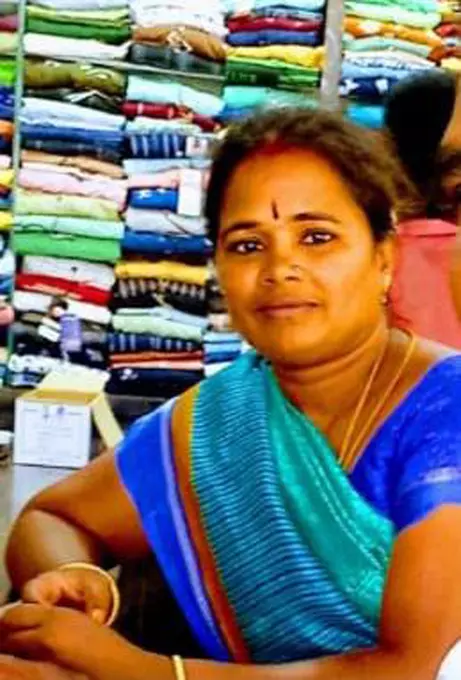 ஊத்தங்கரை அருகே  திருமண கோஷ்டி சென்ற   வேன் கவிழ்ந்து பெண் பலி   மணமக்கள் உள்பட 19 பேர் படுகாயம்