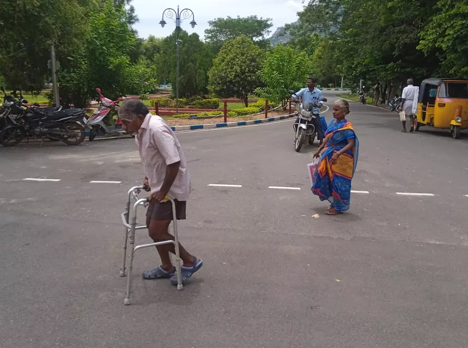 திருவண்ணாமலை கலெக்டர் அலுவலகத்தில் பேட்டரி வாகனங்களை இயக்காததால் மாற்றுத்திறனாளிகள், முதியோர்கள் அவதி திருவண்ணாமலை கலெக்டர் அலுவலகத்தில் பேட்டரி வாகனங்களை இயக்காததால் மாற்றுத்திறனாளிகள், முதியோர்கள் அவதி