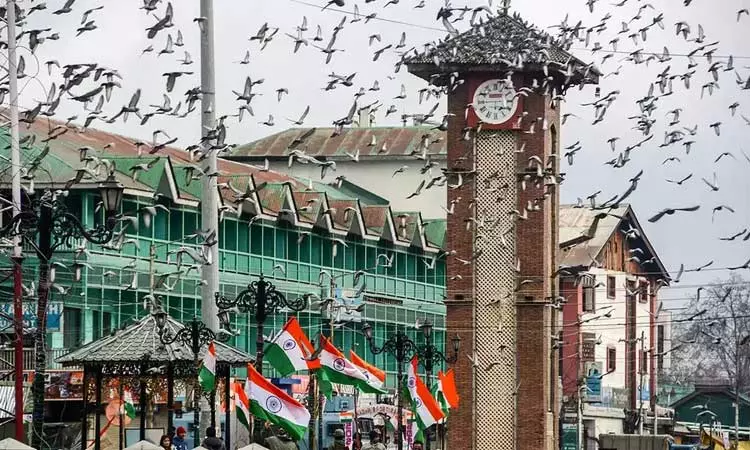காஷ்மீருக்கு தன்னாட்சி கொள்கையை அமல்படுத்தக்கோரி மனு; அபராதம் விதித்து தள்ளுபடி செய்த சுப்ரீம் கோர்ட்டு