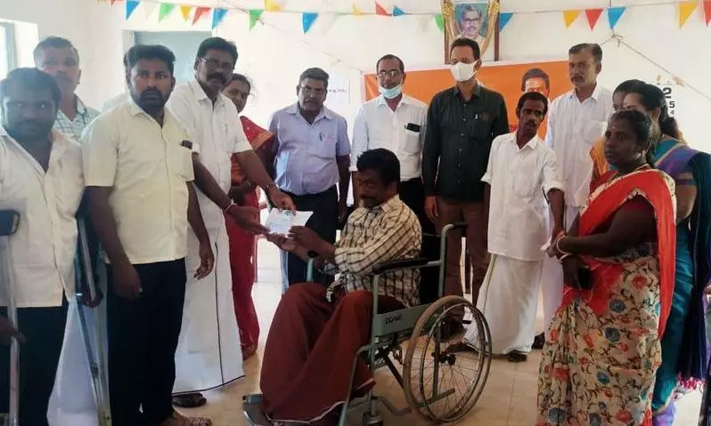 மாற்றுத்திறனாளிகள் 13 பேருக்கு தேசிய அடையாள அட்டை மாற்றுத்திறனாளிகள் 13 பேருக்கு தேசிய அடையாள அட்டை