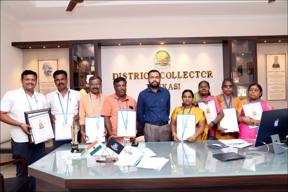 விருது பெற்ற ஆசிரியர்களுக்கு கலெக்டர் ஆகாஷ் பாராட்டு