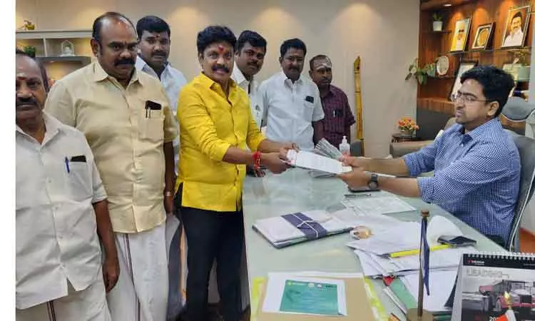 அம்பையில் அரசு கல்லூரி அமைக்கக்கோரி கலெக்டரிடம் மனு