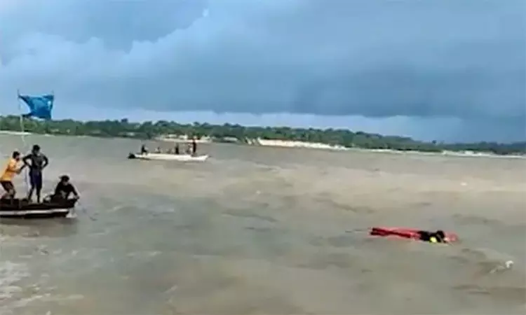 பிரேசில்: கடலில் படகு கவிழ்ந்து விபத்து - 14 பேர் பலி